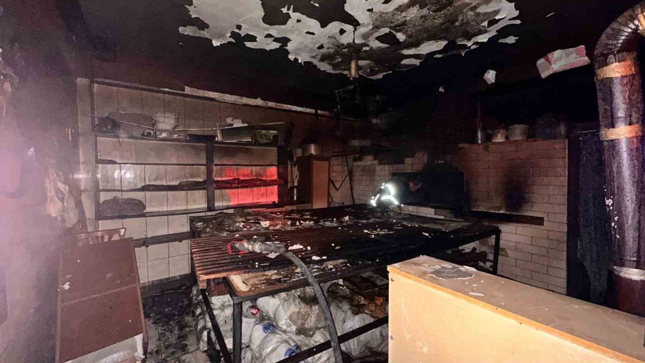 Erzincan'da Ekmek Fırını Yangını: İnönü Mahallesi 13. Sokak'ta Kontrol Altına Alındı