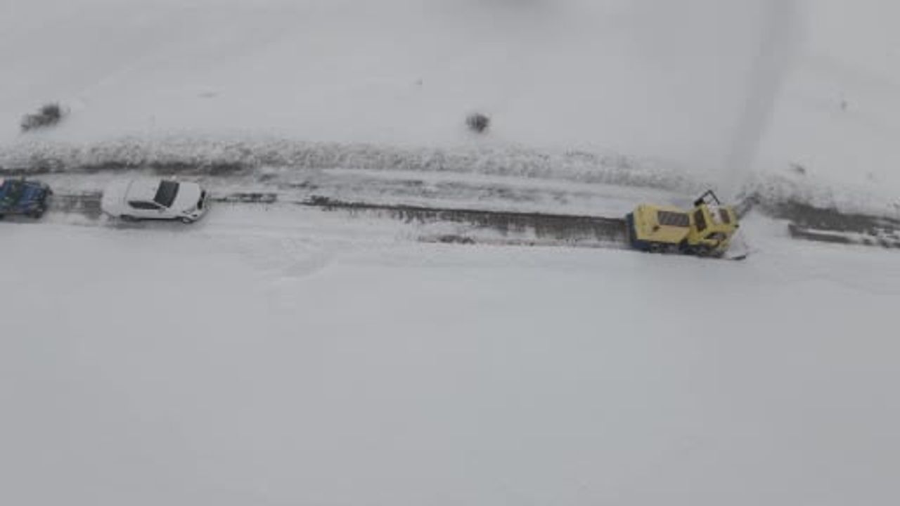 Erzincan'da Kar ve Tipi: 328 Köy Yolu Ulaşıma Kapandı