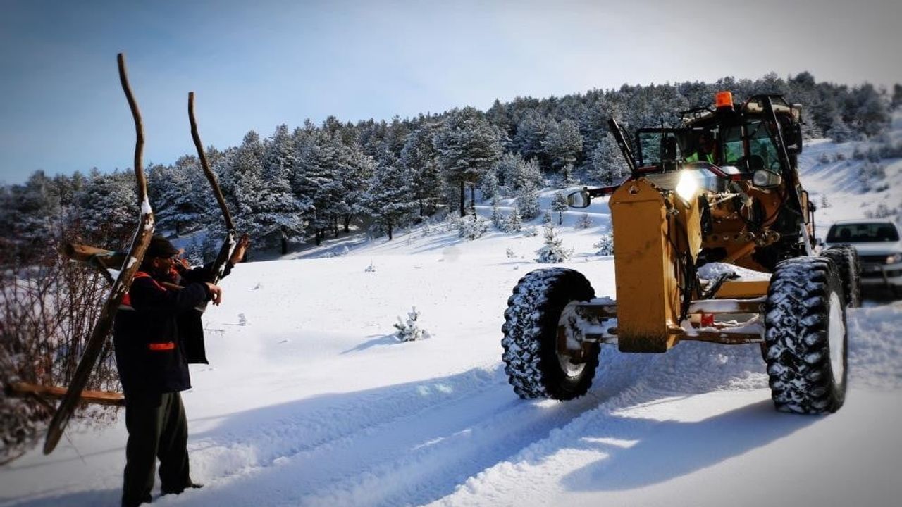 Erzincan'da Kar ve Tipi: 56 Köy Yolu Ulaşıma Kapandı