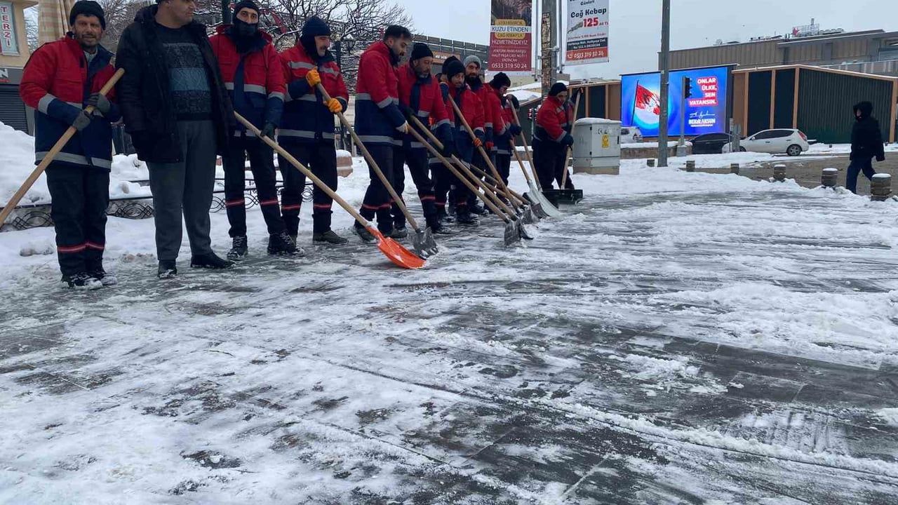 Erzincan'da Karla Mücadele 7/24: Kar Küreme ve Tuzlama Çalışmaları Sürüyor