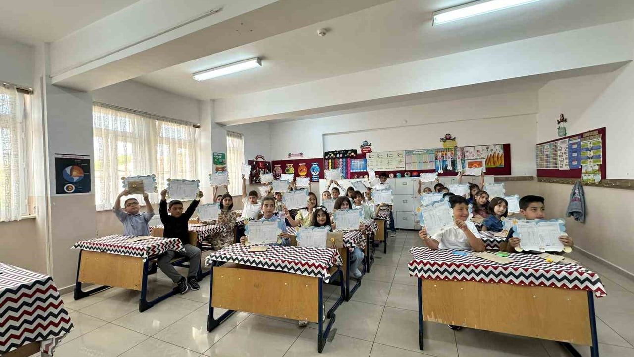 Erzincan'da Karne Coşkusu: 41 bin 002 Öğrenci Yarıyıl Tatiline Girdi