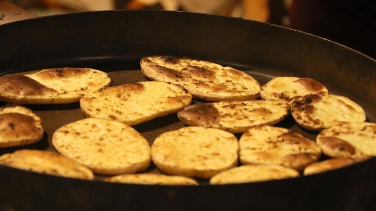 Erzincan'da Kışın Vazgeçilmezi: Kaşarlı Sobada Patates