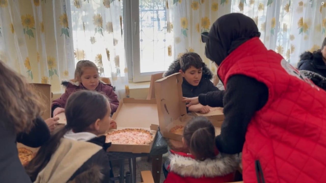 Erzincan'da Köy Okullarına Müzik, Oyun ve Hediyelerle Moral