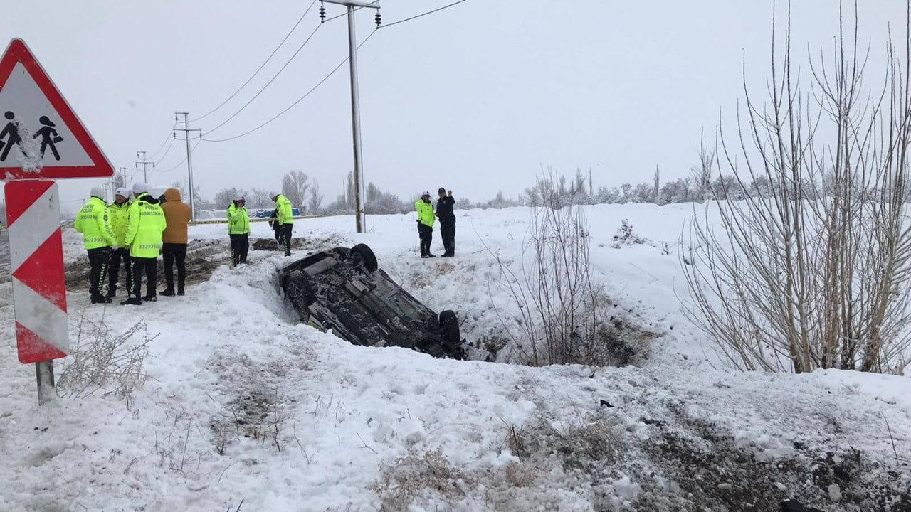 Erzincan'da Polis Aracı Şarampole Uçtu: 2 Polis Yaralandı
