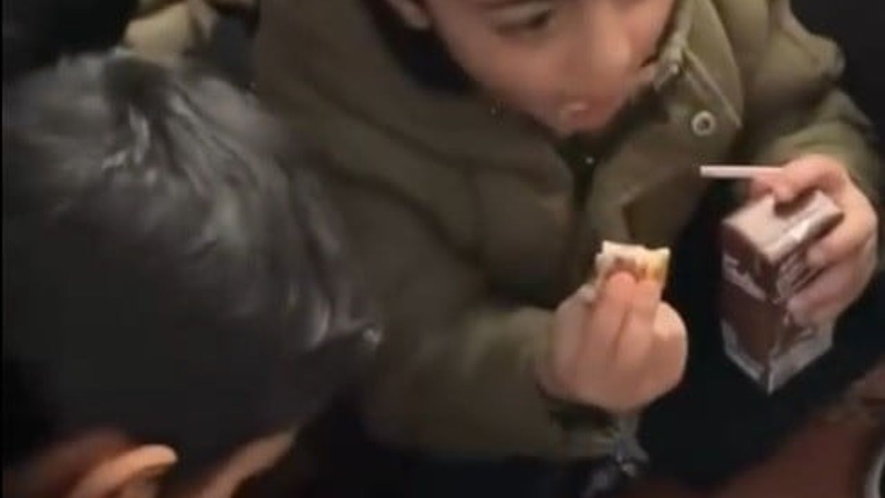 Erzincan'da Servis Kara Saplandı: Minik Öğrenciler Beslenme Çantalarına Sarıldı