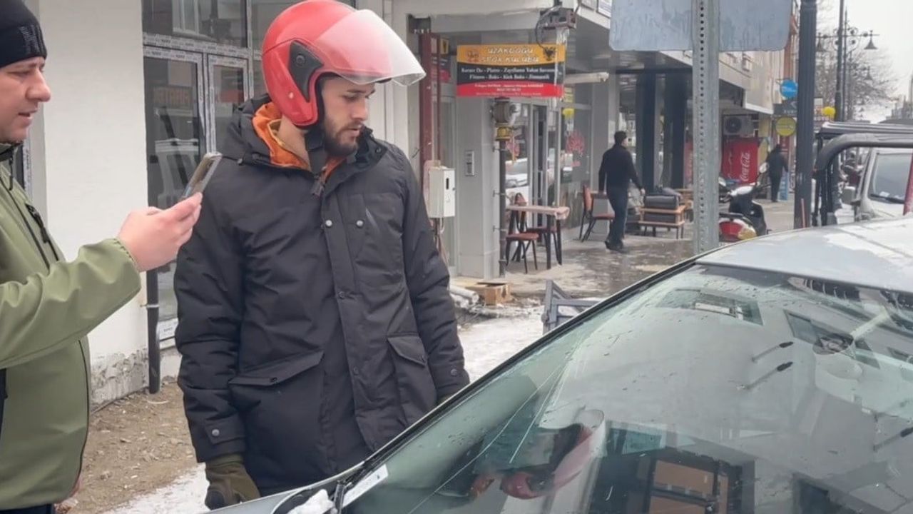 Erzincan'da su tahliye borusu park halindeki aracın üzerine düştü