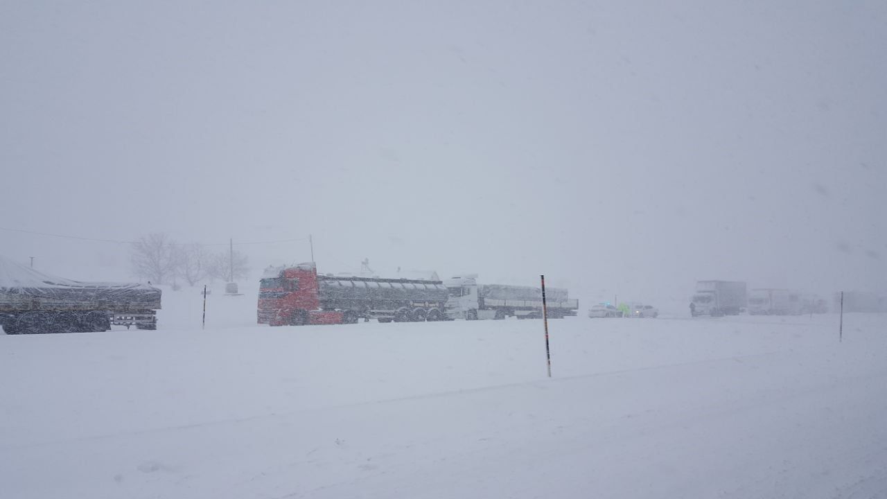 Erzincan-Kemaliye Karayolu Ağır Tonajlı Araçlara Kapatıldı