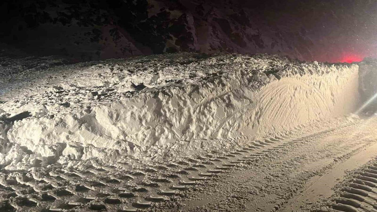 Erzincan-Sivas Kara Yolu Çığ Sonrası Yeniden Ulaşıma Açıldı