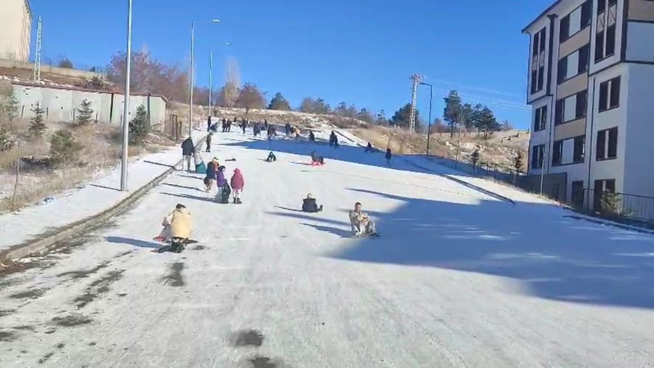 Erzincan Tercan'da -10°C'ye Rağmen Çocukların Kızak Sevinci