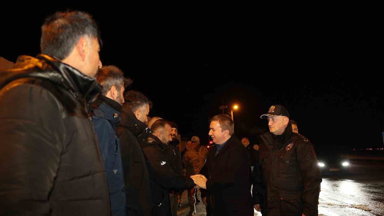 Erzincan Valisi Hamza Aydoğdu Yeni Yılı Akyazı Polis Noktasında Karşıladı