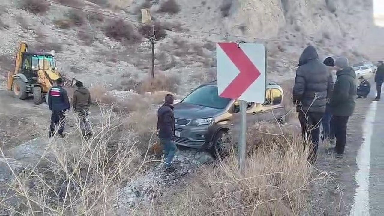 Erzurum-Artvin Karayolu'nda Buzlanma Kazası: Otomobil Araziye Uçtu