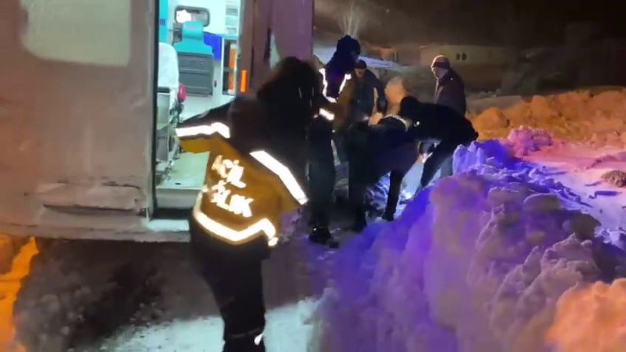 Erzurum Çat’ta Karla Mücadele Ekipleri Ambulansı Taşağıl Mahallesi’ne Ulaştırdı