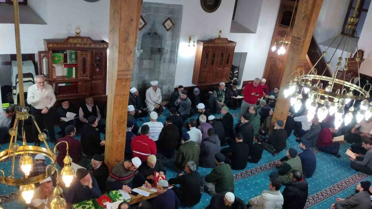 Erzurum'da 5 Asırlık 1001 Hatim Geleneği Ayazpaşa Camii'nde Sürüyor