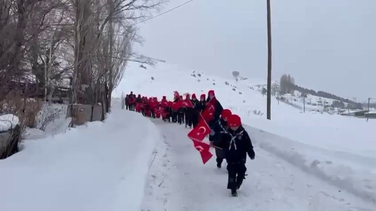 Erzurum'da izcilerden bayrak yürüyüşü — Nenehatun Spor kulübü'nden tepki