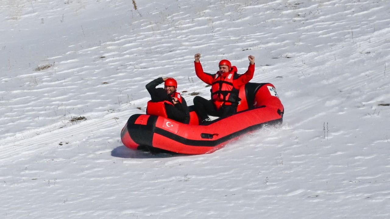 Erzurum'da Kar Üzerinde Bot Raftingi: Vali Mustafa Çiftçi Söğütlü'de Macera Yaşadı
