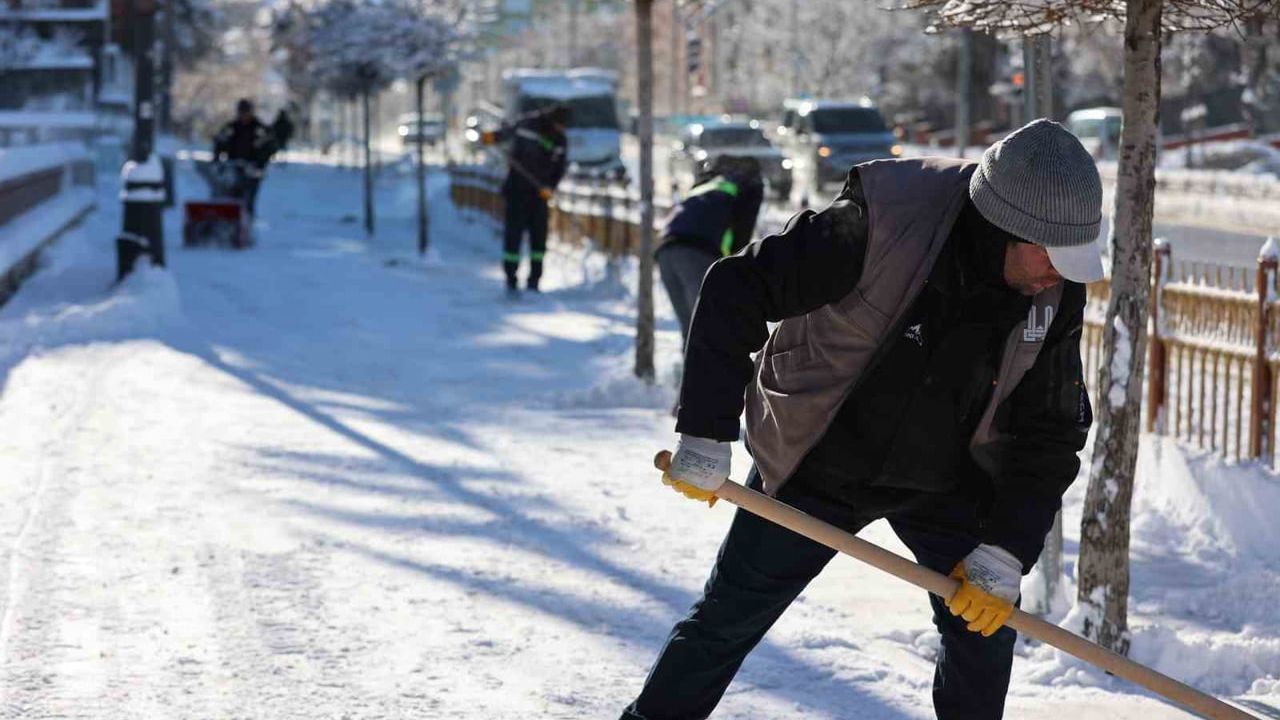 Erzurum'da Karla Mücadele: Sekmen 'Bin 200 Personel, 400 Araç'