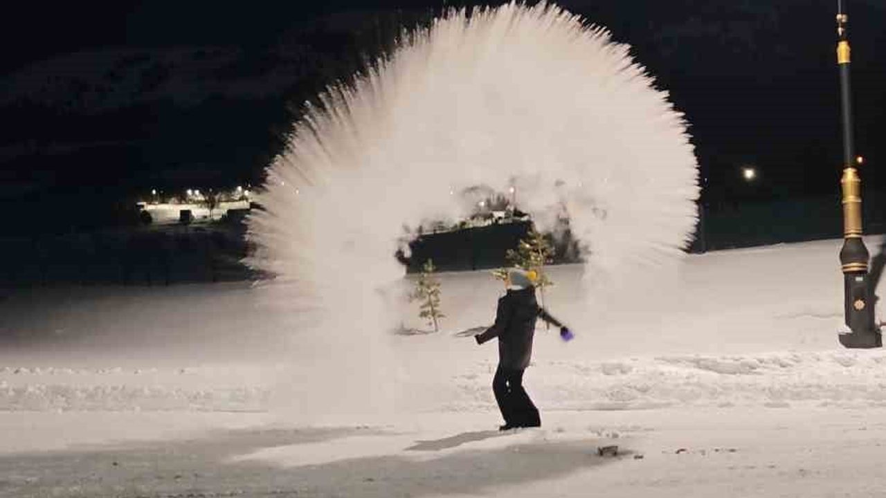 Erzurum'da Kaynar Su Havada Dondu: Viral Görüntüler