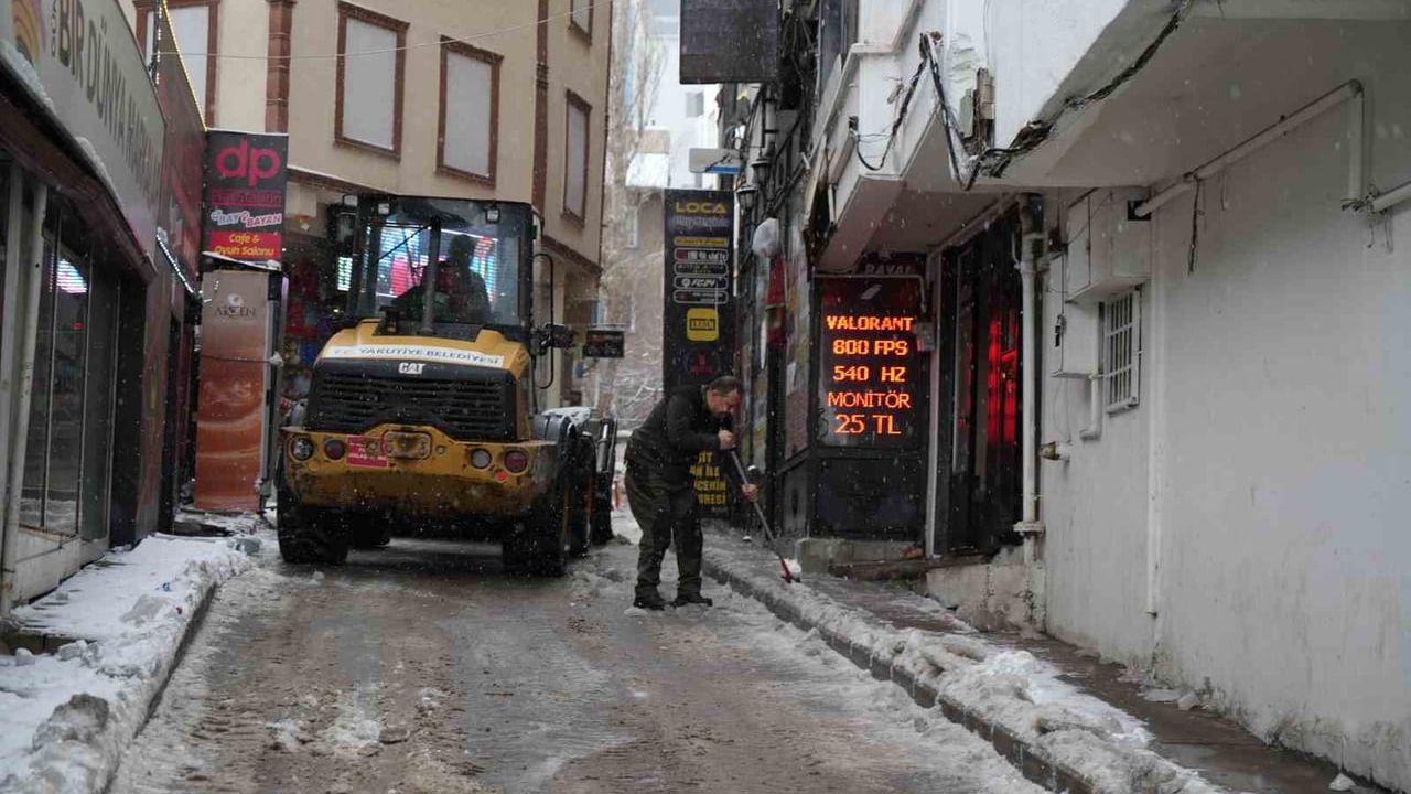 Erzurum'da Kuvvetli Kar Yağışı: 4 İlçede Eğitime Ara