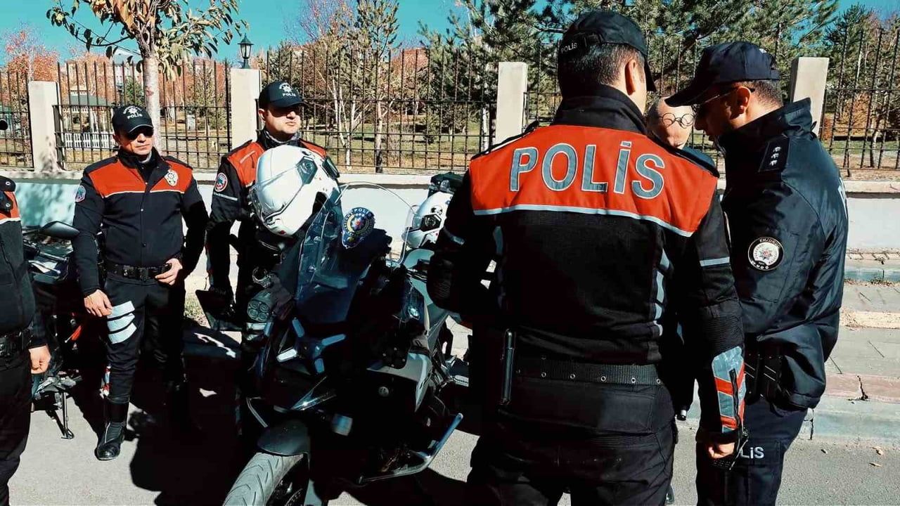 Erzurum'da Polis Temalı Rap Şarkısı Gençlerden Beğeni Topladı