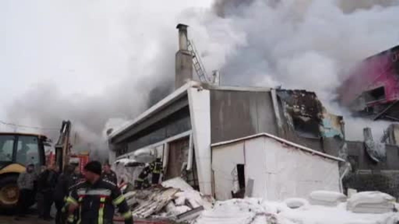 Erzurum'da Sanayi Sitesinde Yangın: Kepçeyle Duvar Yıkıldı, 2 Kişi Kurtarıldı