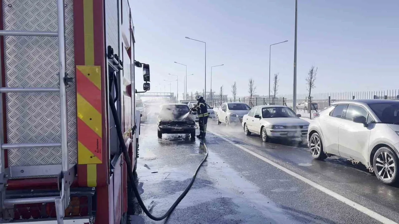 Erzurum'da Seyir Halindeki Otomobil Alev Aldı