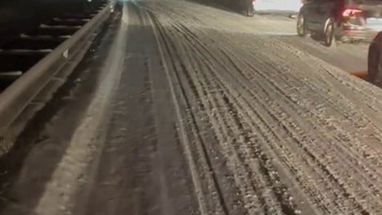 Erzurum'da Yoğun Kar: Aksu Kapı'da Kamyon Bariyerlere Çarptı