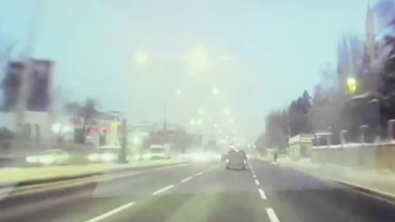 Erzurum'da zincirleme kaza: 3 yaralı, 34 BZJ 772 plakalı araç arkadan çarptı