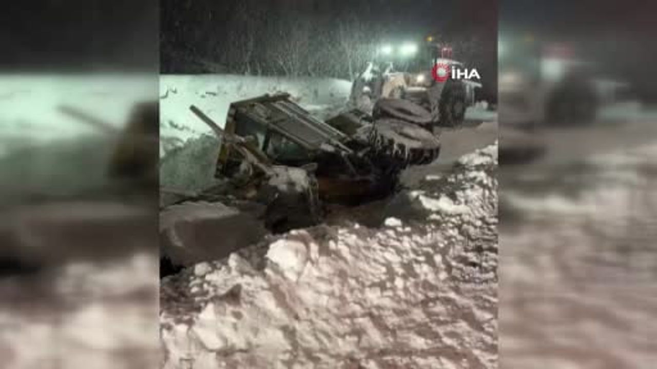 Erzurum Karayazı'da Kar Temizleme Aracı Devrildi