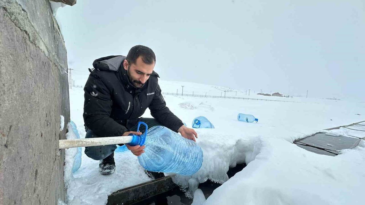 Erzurum Karayazı'da Su Hatları Dondu — Karşıyaka'da Vatandaşlar Bidonlarla Su Taşıdı