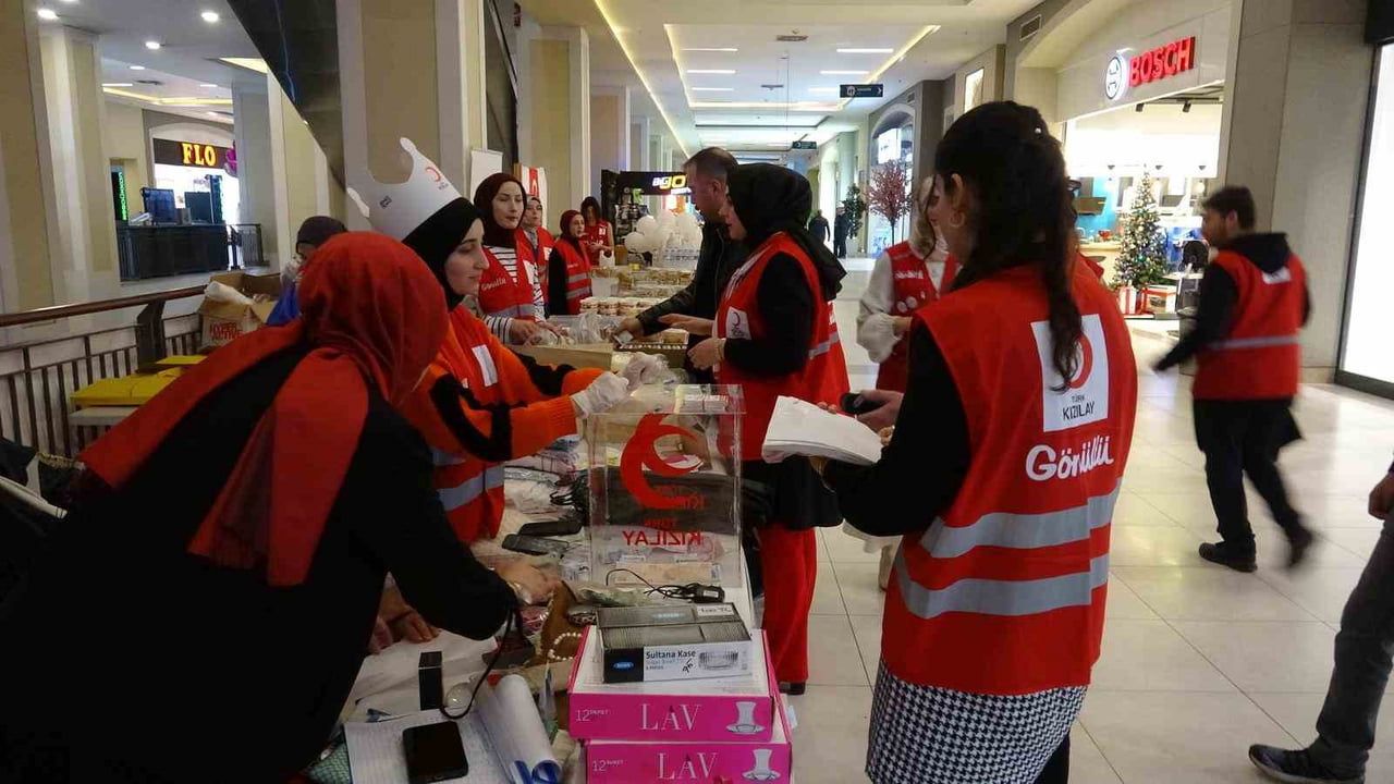 Erzurum Kızılay Kadın Kolları'ndan Gazze, Filistin ve Sudan İçin Hayır Çarşısı