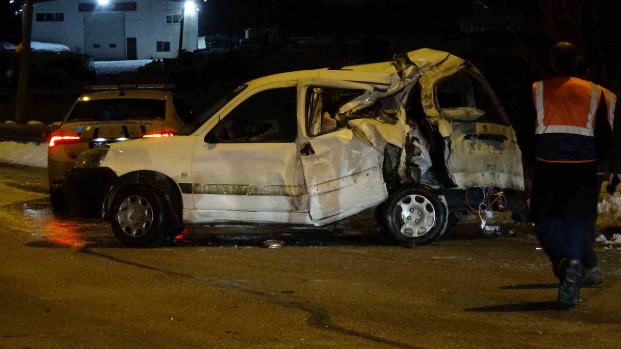 Erzurum-Pasinler'de Trafik Kazası: 2 Yaralı