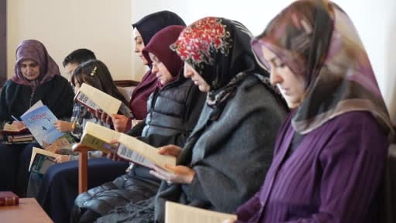 Erzurum’un Kitap Kurdu Ev Hanımları Konağı’nda Buluşuyor