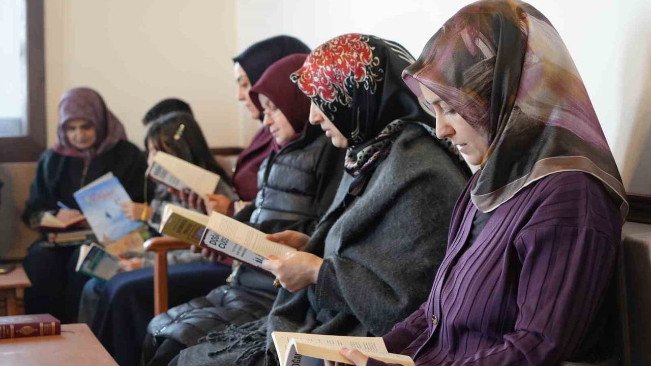 Erzurum’un Kitap Kurdu Ev Hanımları: Martin Eden’den İlber Ortaylı’ya Uzanan Okuma Serüveni