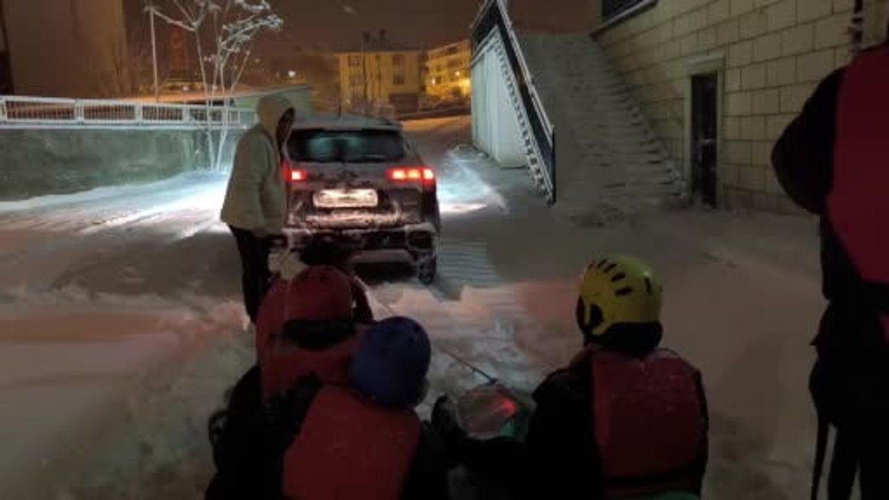 Erzurum Uzundere'de 'KarKano' — Gençlerden Kano ile Kar Üzerinde Spor