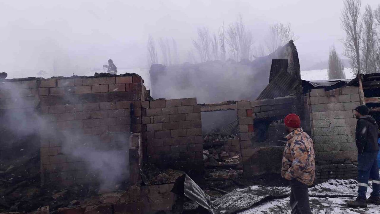Erzurum Uzundere'de Yayla Mahallesi'nde Sabah Yangını: Ev ve Eklentiler Kullanılamaz Hale Geldi