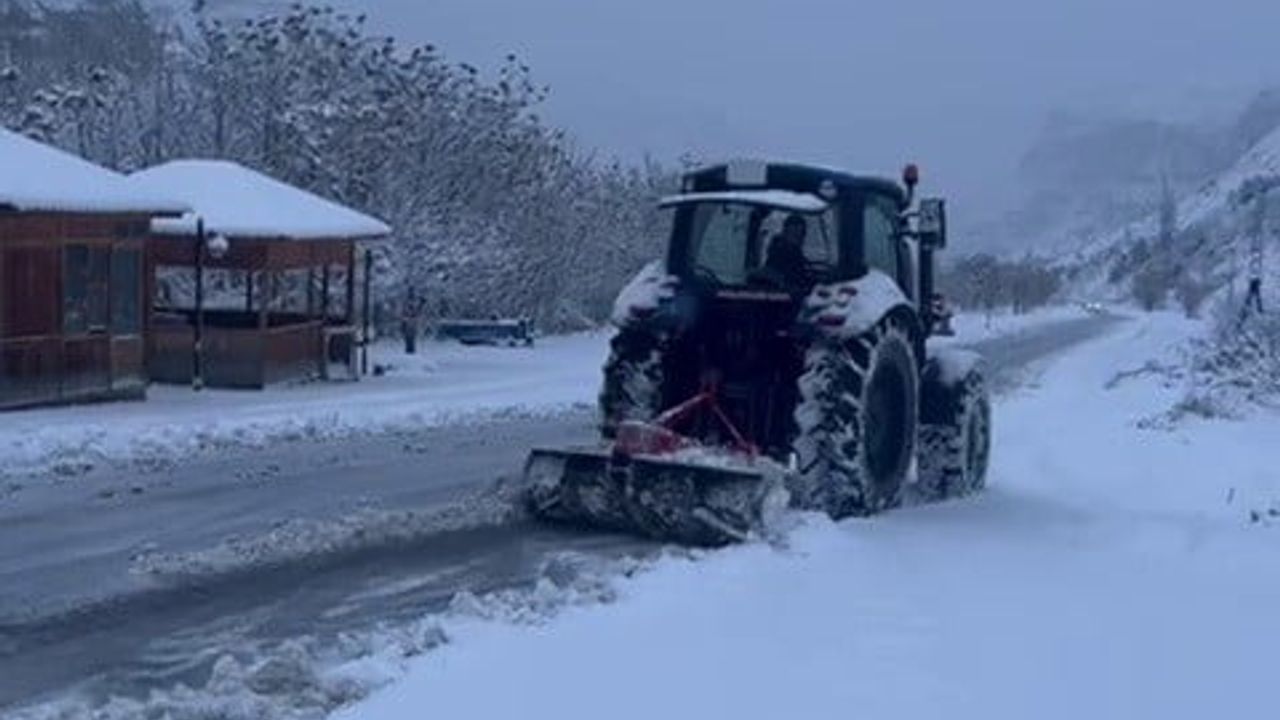 Erzurum Uzundere Gölbaşı'nda Vatandaşlar Kapanan Yolları Traktörle Açtı