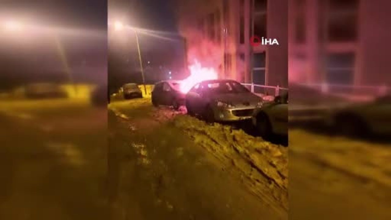 Erzurum Yakutiye'de Park Halindeki Araç Alev Aldı