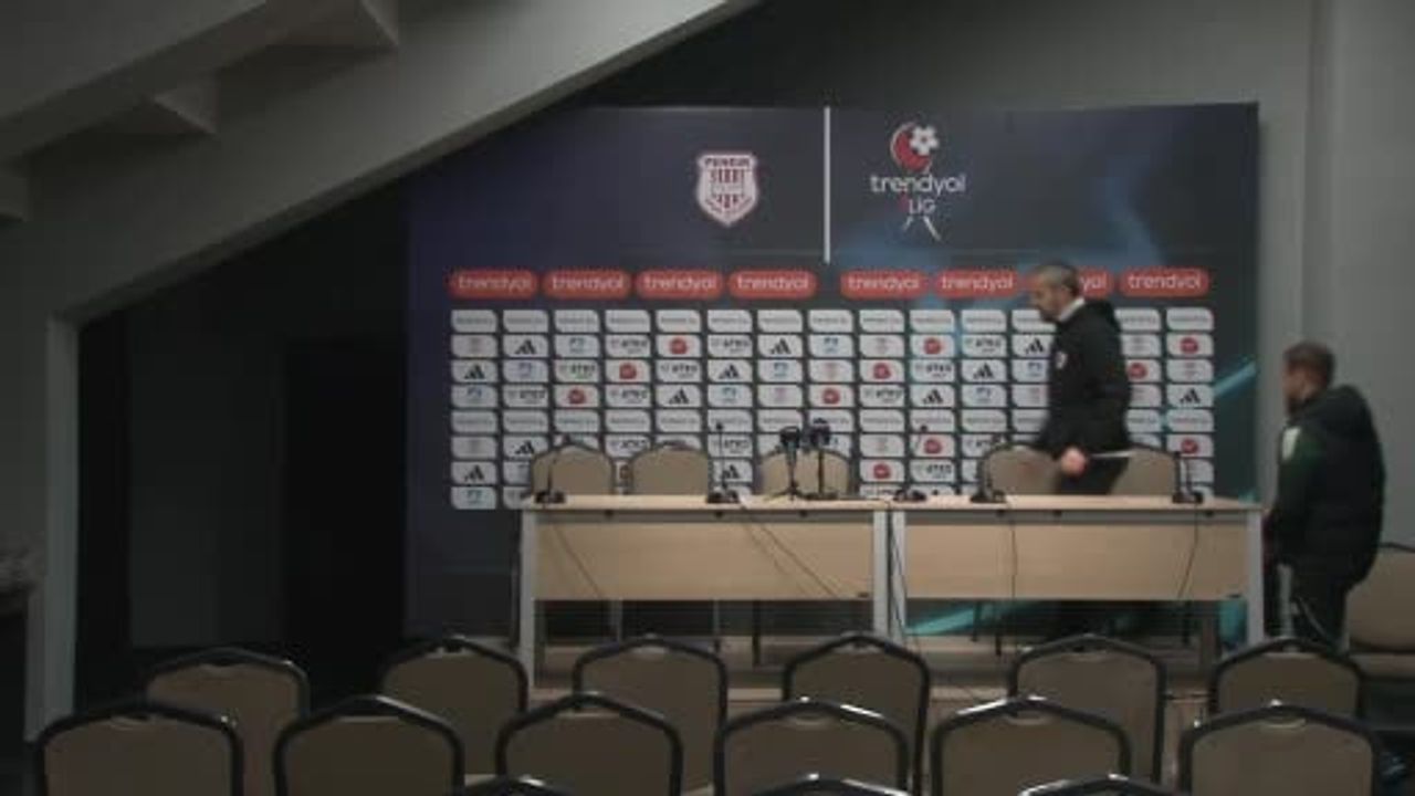 Erzurumspor Teknik Direktörü Serkan Özbalta: İkinci yarıda disiplinle Pendikspor deplasmanını kazandık