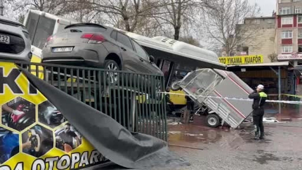 Esenler'de İETT Otobüsü Otoparka Daldı