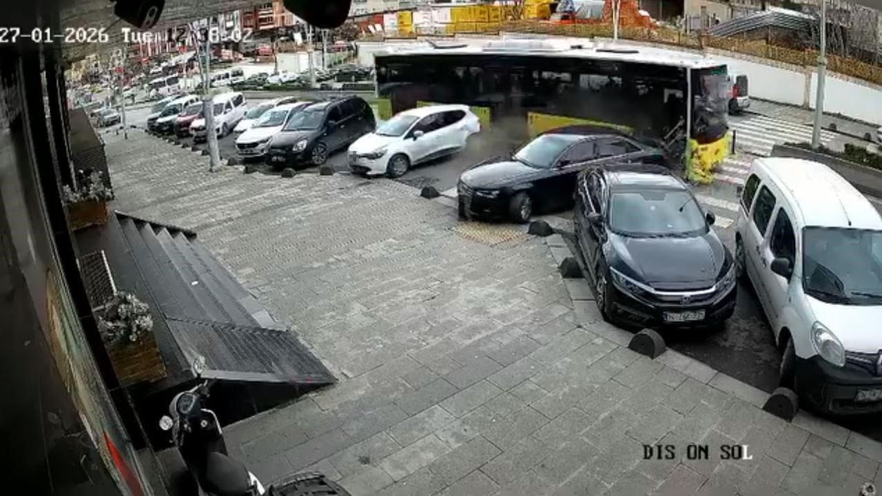 Esenler'de İETT Otobüsü Park Halindeki İki Araca Çarptı