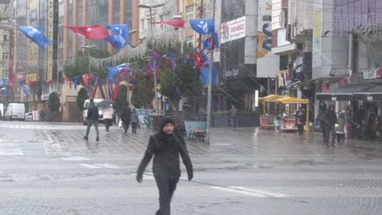 Esenler'de Kar Yağışı Etkili Oluyor