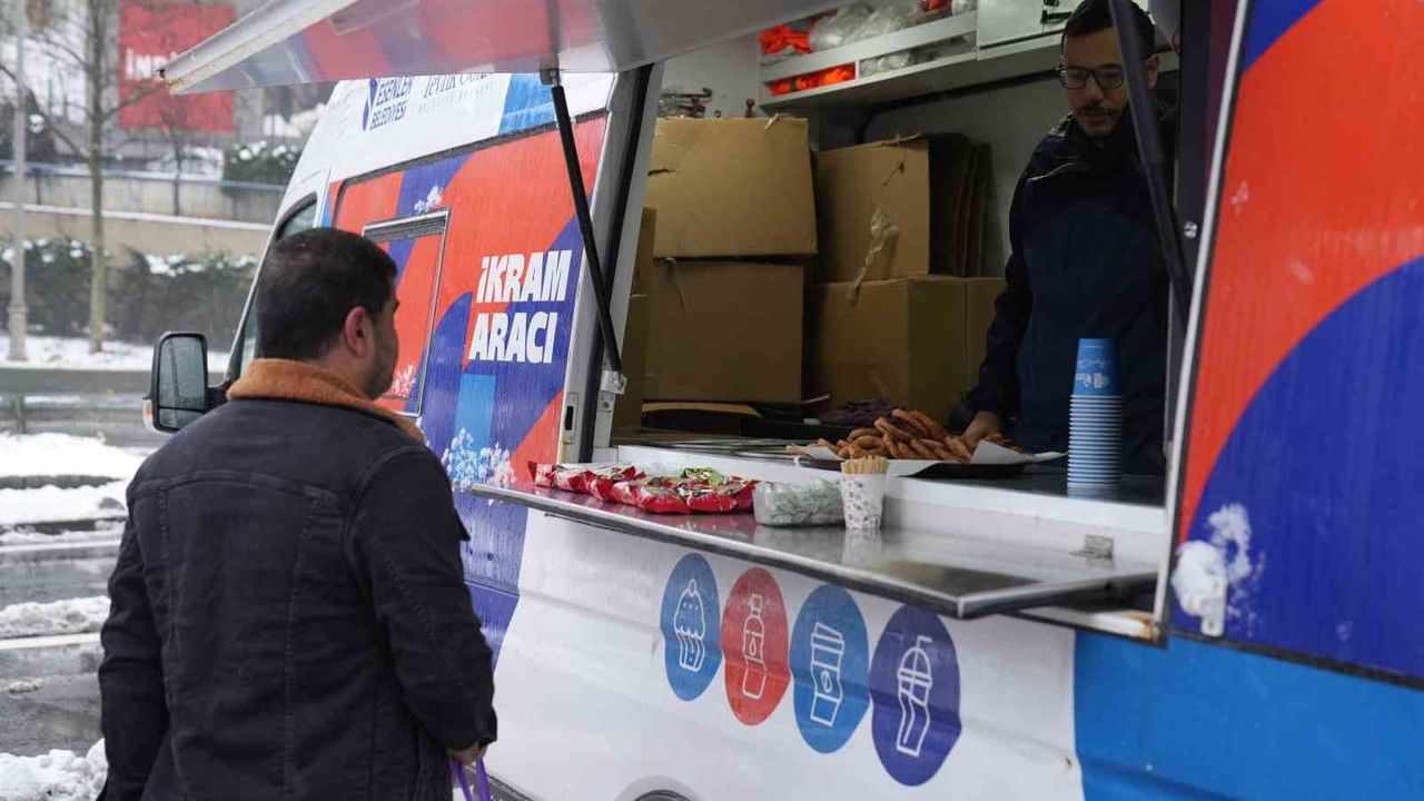 Esenler'de Karla Mücadeleye Sıcak Destek: ESTİM 5 Bin Kişiye Ulaştı