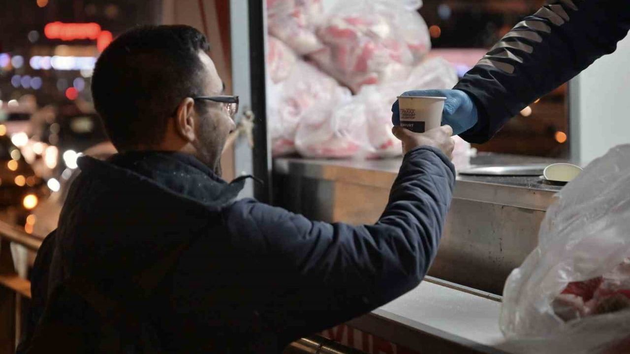 Esenyurt Belediyesi Metrobüs Duraklarında Sıcak Çorba İkramı