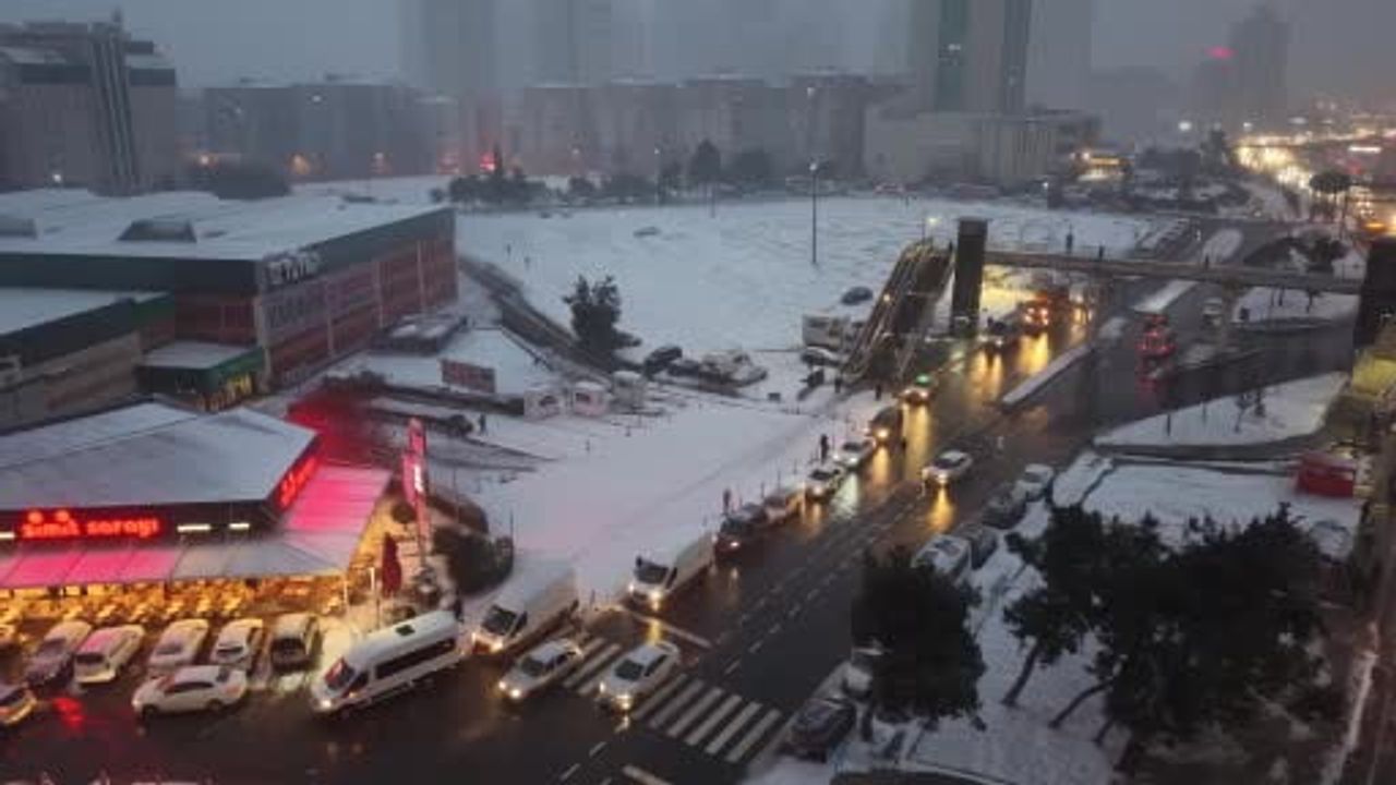 Esenyurt Beyaza Büründü: İstanbul'da Kar Yağışı Havadan Görüntülendi