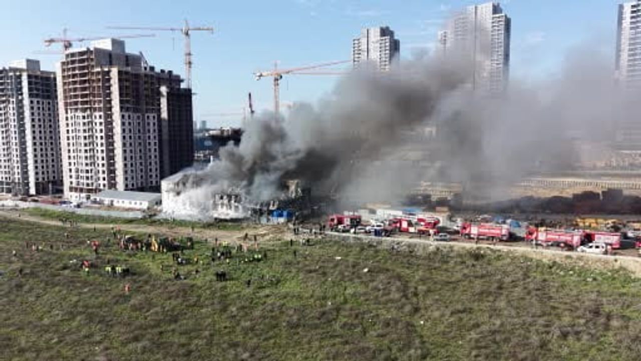 Esenyurt'ta 400 kişilik konteyner yangını kontrol altına alındı