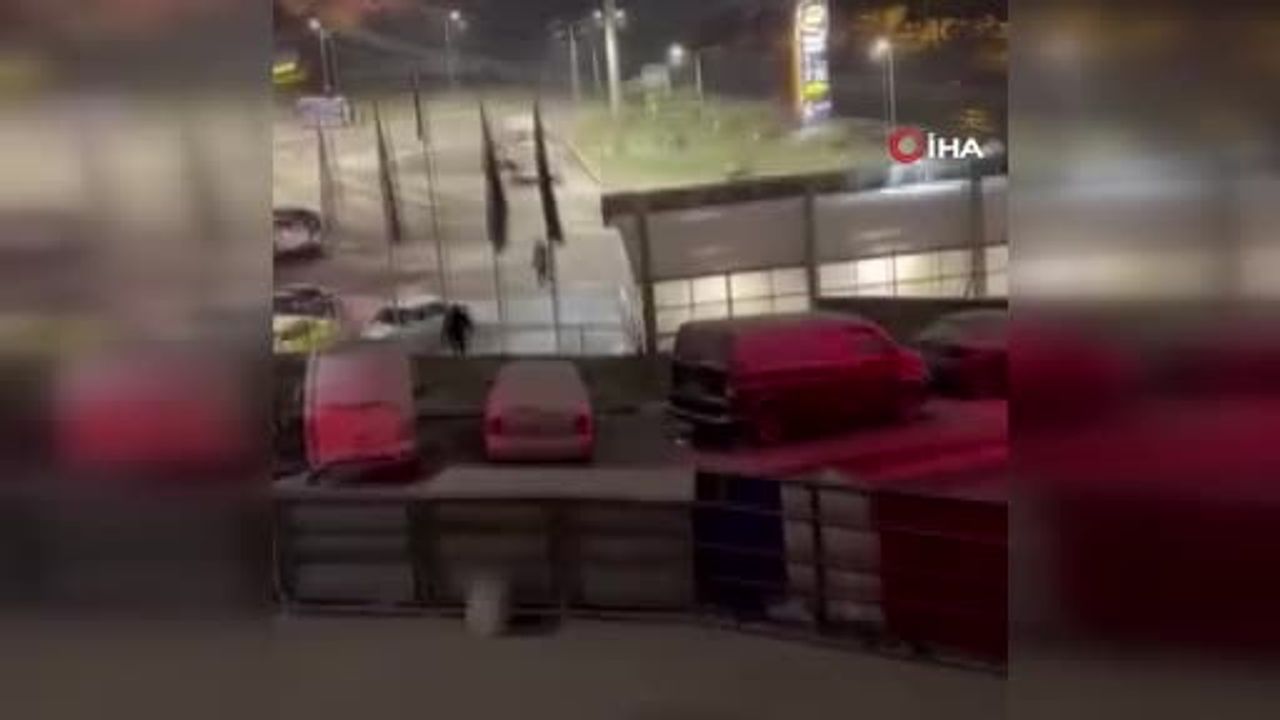 Esenyurt’ta benzinlikte sopalı saldırı: 4 kişi park halindeki aracı parçaladı