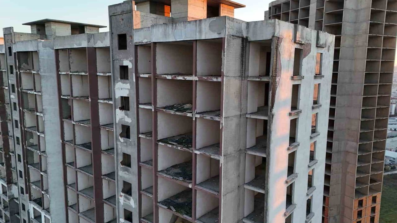 Esenyurt’ta 'Gökdelen Mezarlığı' Havadan Görüntülendi