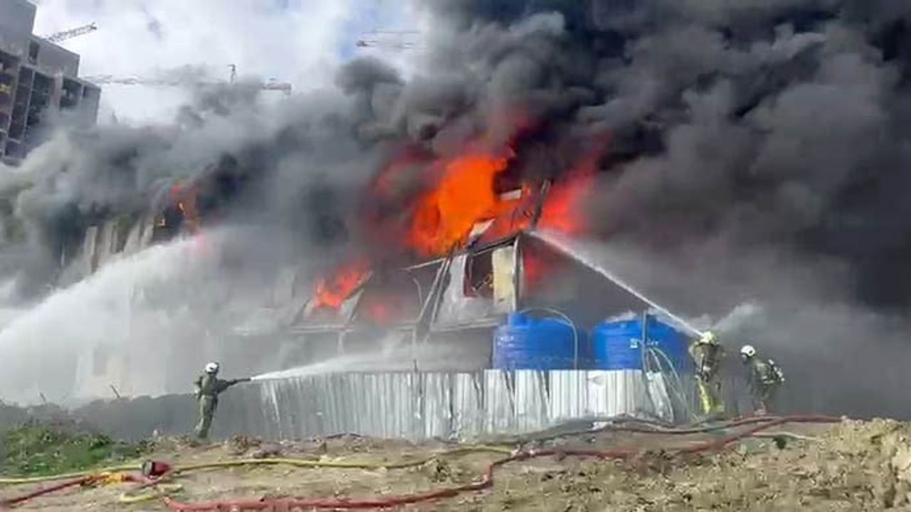 Esenyurt’ta İnşaat Konteynerinde Yangın: İtfaiye Sevk Edildi