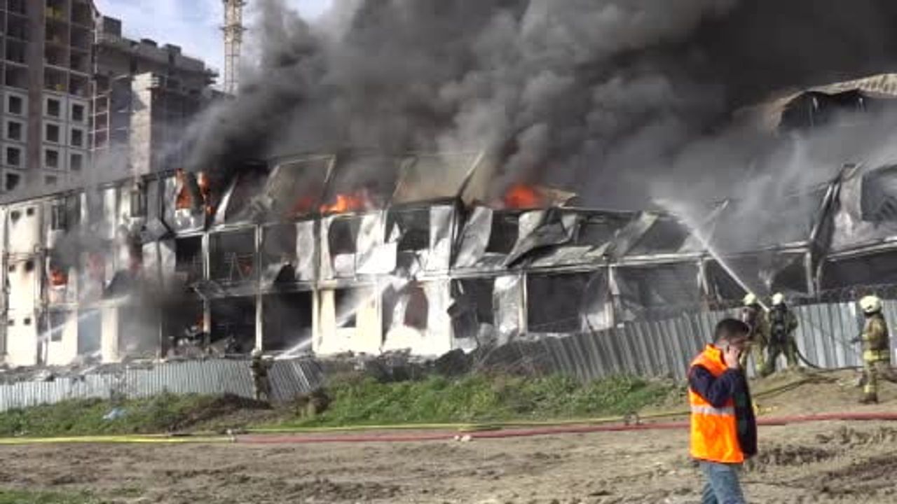 Esenyurt'ta İnşaat Konteynırında Bilinmeyen Nedenden Yangın