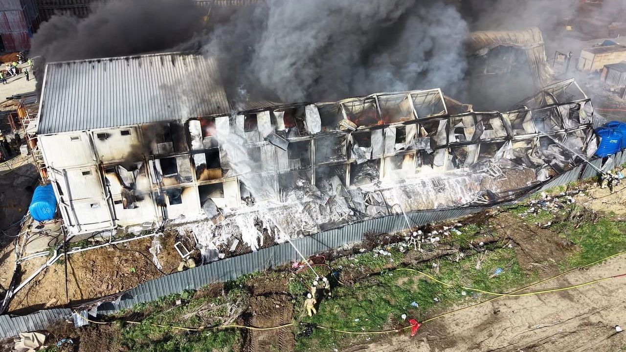 Esenyurt'ta İşçi Konteyneri Alev Alev Yandı